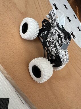 Monster Jam Max Contrast Dragon Truck